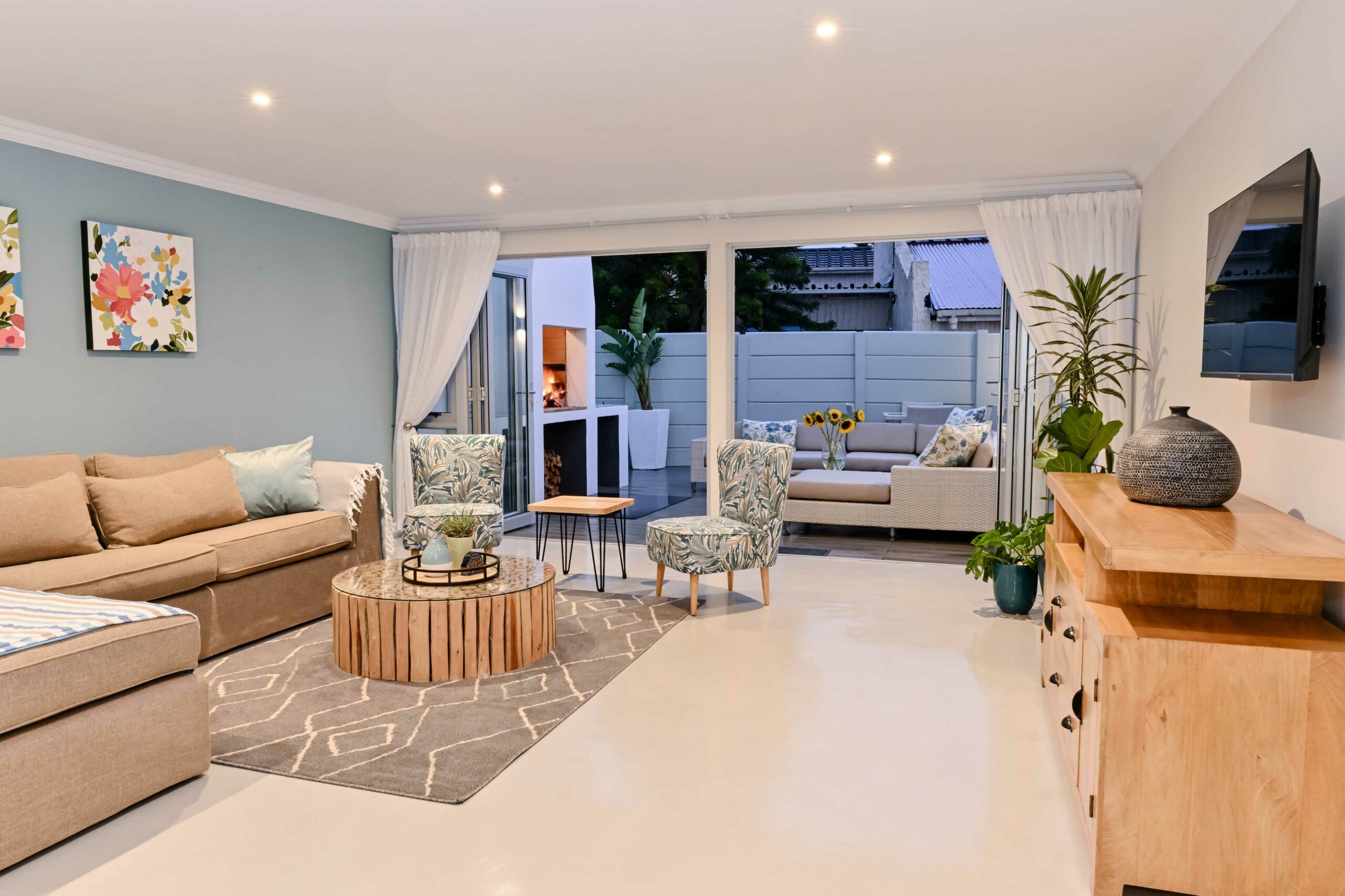 spray lodge living room